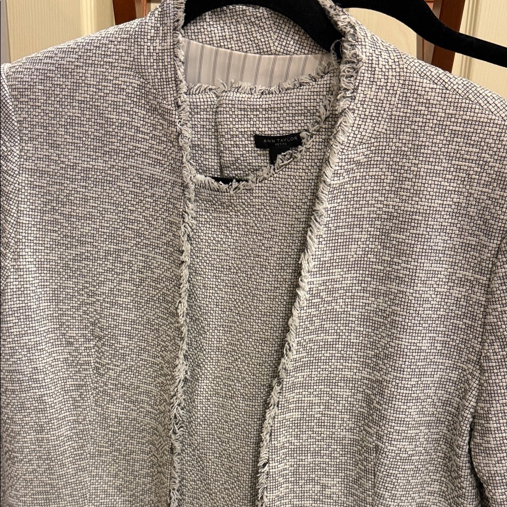 Ann Taylor Gray Textured 3 pice suit. Jacket, shell and skirt. Lightweight fabr